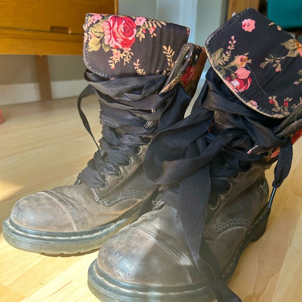 Dr. Martens Triumph 1914 - Talk Combat Boot, Floral Lining US8L
